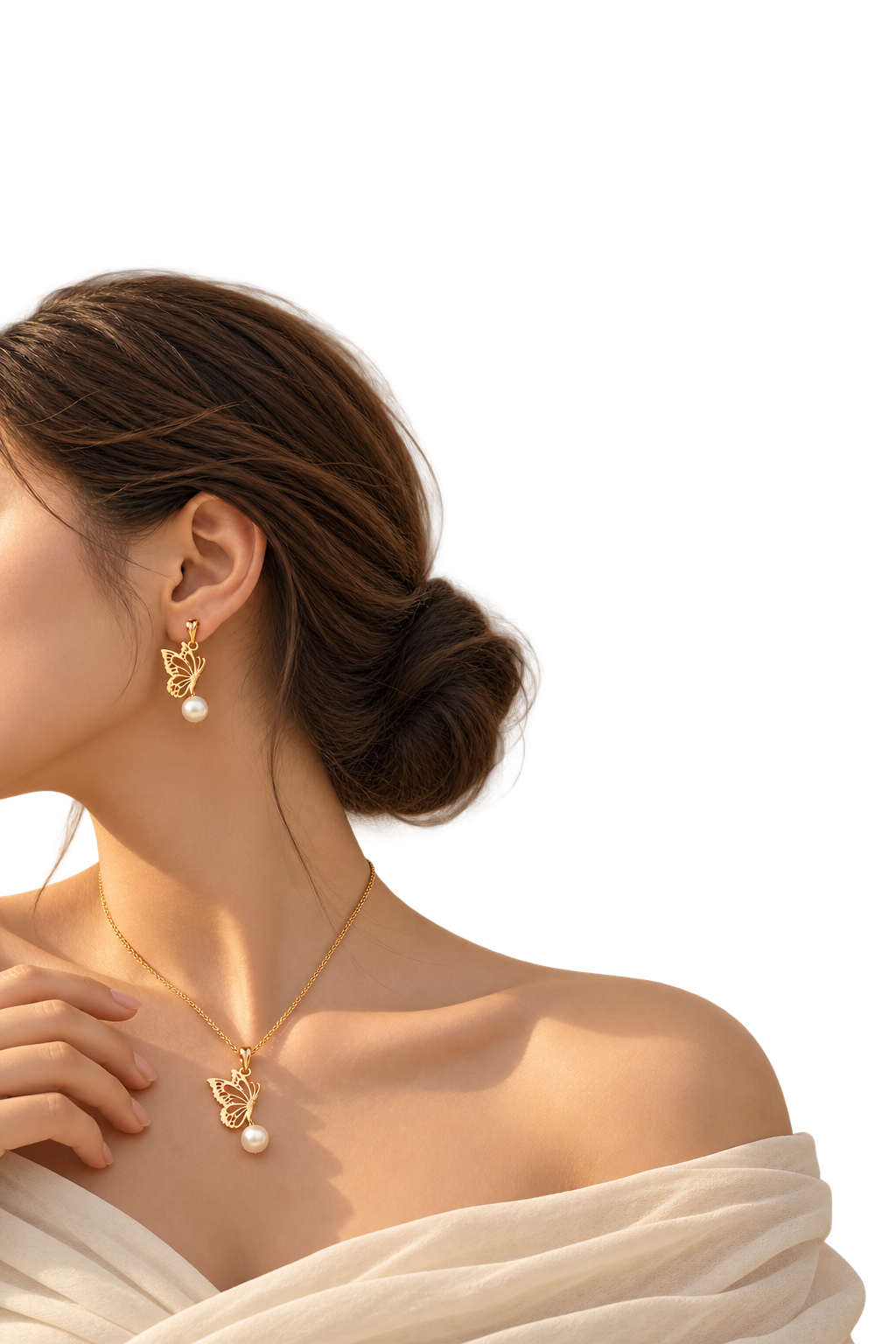 نیم‌رخ زنی با گوشواره و گردنبند پروانه‌ای طلا و مروارید، دستی آرام روی شانه